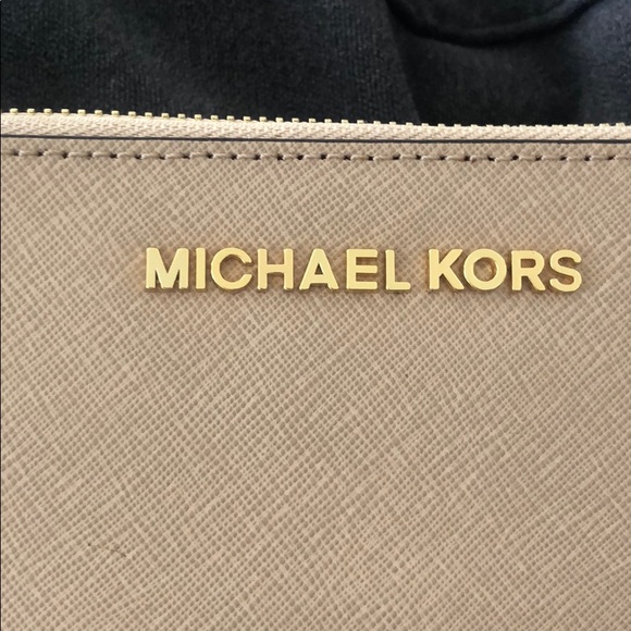 NEW Michael Kors Jet Set Travel wallet - Picture 2 of 6